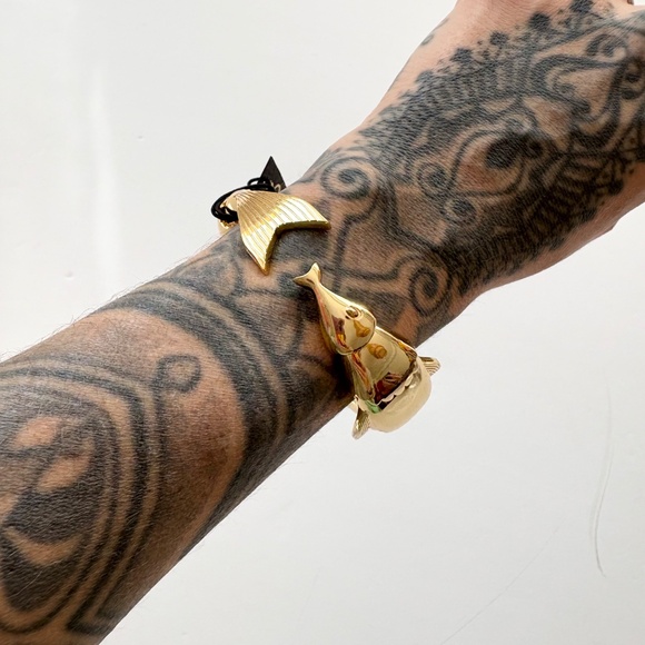 Noir NYC plenty of fish cuff - Picture 4 of 6